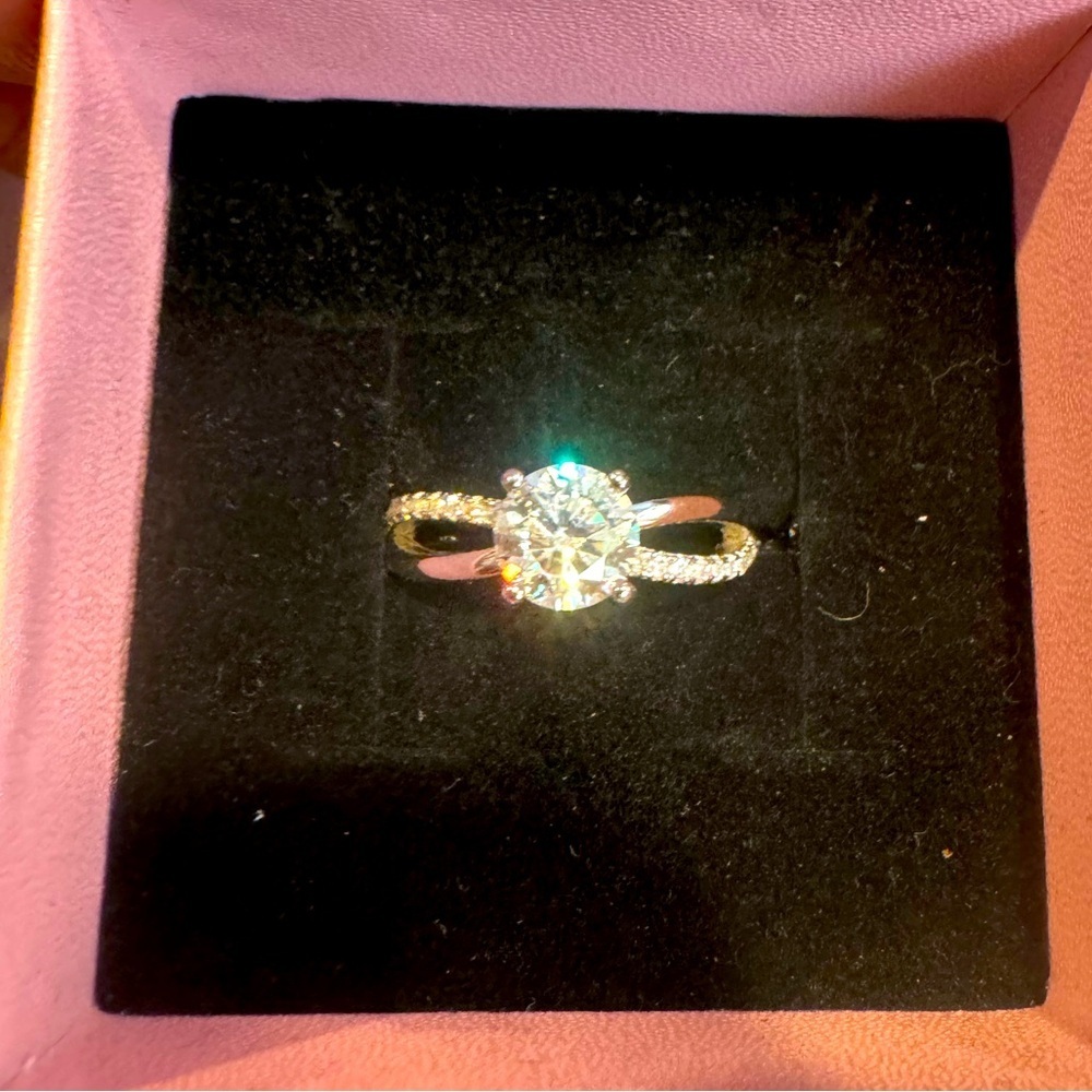 Moissanite Round 1ct center stone Ring Sz6 Sterling Sliver GRA certified NWT